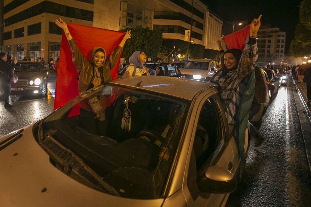 Người dân Morocco xuống đường ăn mừng sau chiến tích của đội nhà 4 Người dân Morocco xuống đường ăn mừng sau chiến tích của đội nhà 4